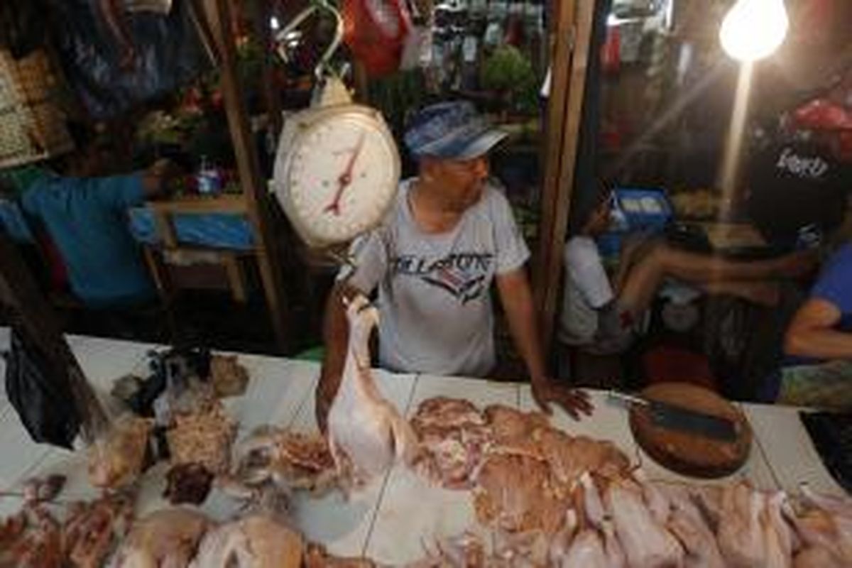 Pedagang menimbang daging ayam di Pasar Senen, Jakarta, Senin (15/6/2015). Jelang Ramadhan, harga beberapa kebutuhan pokok mulai merangkak naik, mulai dari harga cabai, daging ayam dan daging sapi.