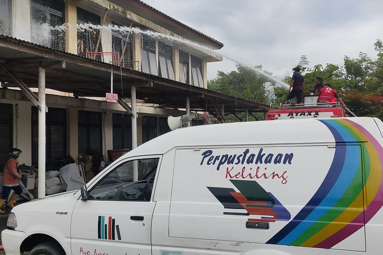 Pemadam Kebakaran Kulon Progo memadamkan api di lantai dua gedung kantor Dinas Perpustakaan dan Kearsipan Kulon Progo, Daerah Istimewa Yogyakarta.