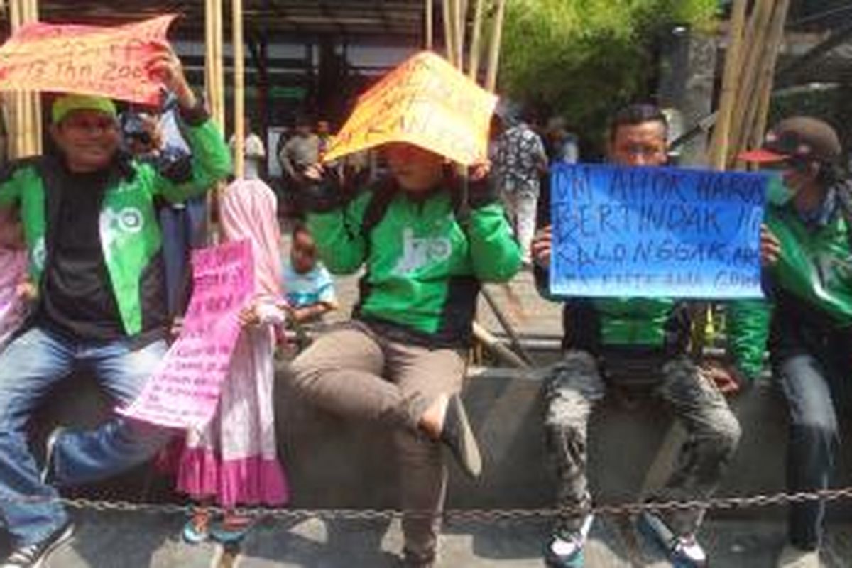 Unjuk rasa yang dilakukan belasan pengemudi Go-Jek di Kantor PT Go-Jek Indonesia di Jalan Kemang Selatan, Jakarta Selatan, Senin (16/11/2015).