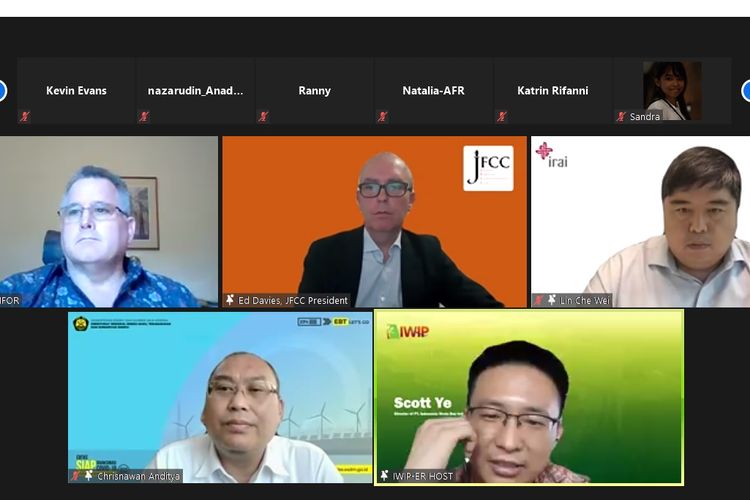 Tangkapan layar sesi tanya jawab oleh Scott Ye (kanan bawah), Chrisnawan Anditya (kiri bawah), Michael Allen Brady (kiri atas), Ed Davies (tengah atas), dan Lin Che Wei (kanan atas) dalam diskusi virtual Indonesia?s Nickel Boom and Plans to be an EV Battery Hub via Zoom Meeting pada Rabu (31/3/2021).