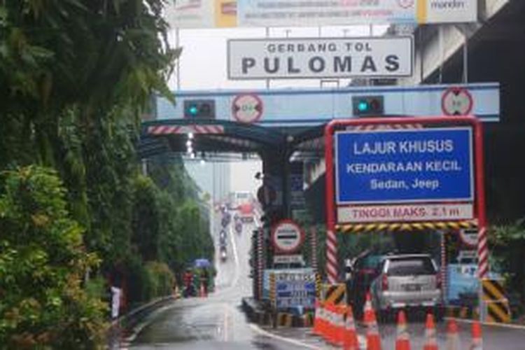 Banjir Pengendara Sepeda Motor Terobos Tol Arah Tanjung Priok