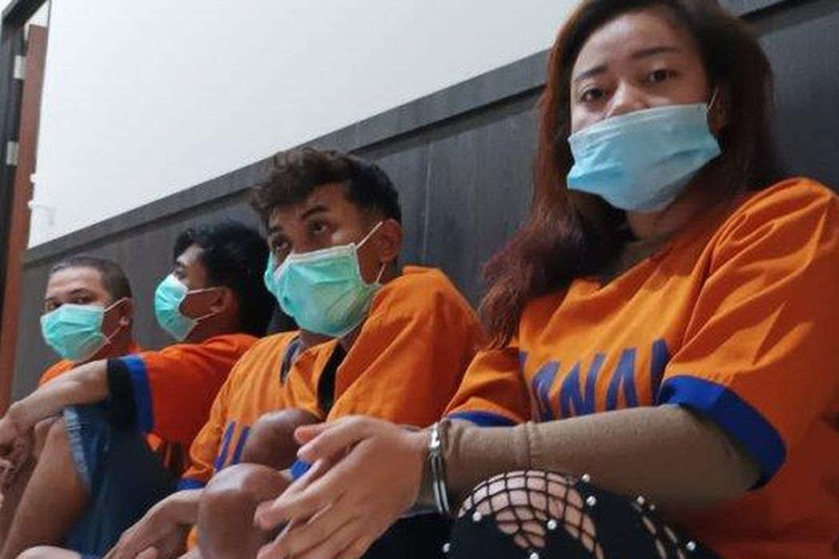 DGP, RNA, AD, OB, dan CEA saat digelandang anggota Subdit IV Renakta Ditreskrimum Polda Jatim 
