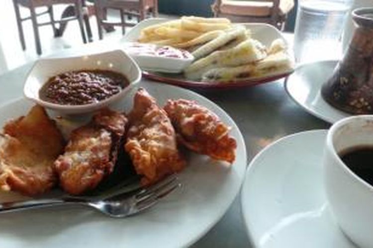 Singkong Goreng Dan Kopi Hitam Kala Hujan Nikmat