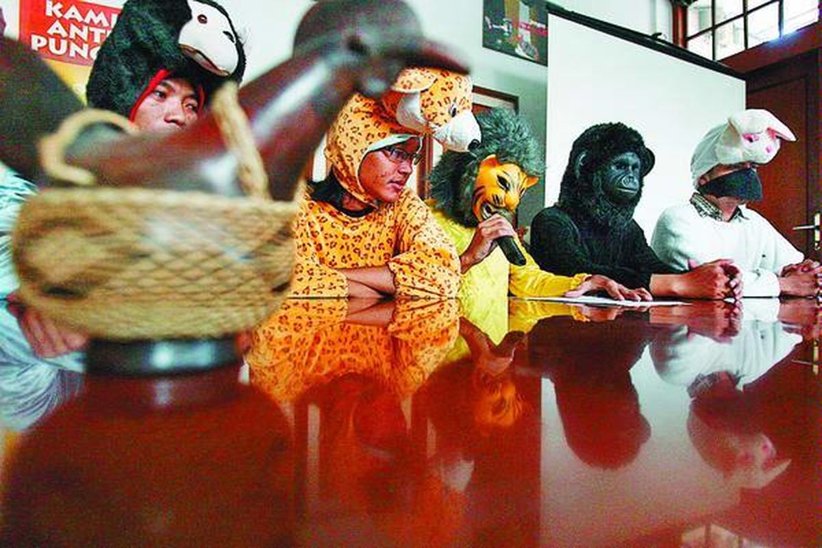 Dewan Perwakilan Binatang memberikan keterangan kepada wartawan di Kantor Indonesia Corruption Watch, Jakarta, terkait dengan adanya upaya pelemahan terhadap pengadilan tipikor dan KPK, Minggu (13/9). Mereka meminta DPR untuk menghentikan proses pembahasan RUU Pengadilan Tipikor dan menyerahkan kepada presiden untuk dibuat perppu.