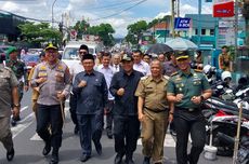 Pejabat Tasikmalaya Jalan Kaki Bagikan Makan Gratis Perdana bagi Siswa SMP