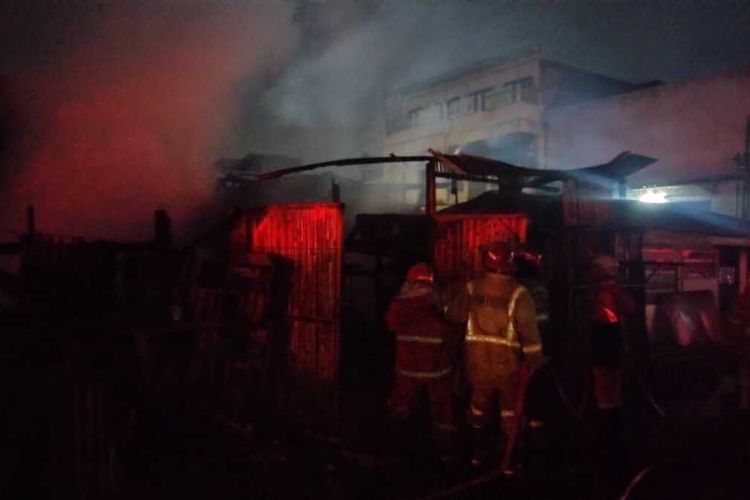 Petugas Pemadam Kebakaran Kota Tasikmalaya, Jawa Barat, sedang berupaya memadamkan api di lokasi kebakaran deretan kios di belakang Pasar Malam Cikurubuk, Kota Tasikmalaya, Minggu (19/3/2023) malam.