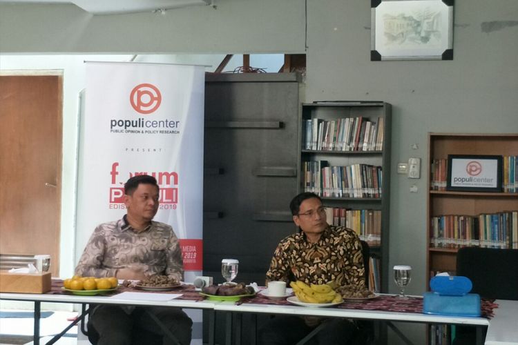 Juru Bicara Tim Kampanye Nasional (TKN) Joko Widodo-Maruf Amin, Ace Hasan Syadzily (kiri) dan Juru bicara Badan Pemenangan Nasional Prabowo Subianto-Sandiaga Uno, Suhud Alynudin dalam sebuah diskusi yang digelar Populi Center, Jalan Letjen S Parman, Kamis (13/12/2018). 