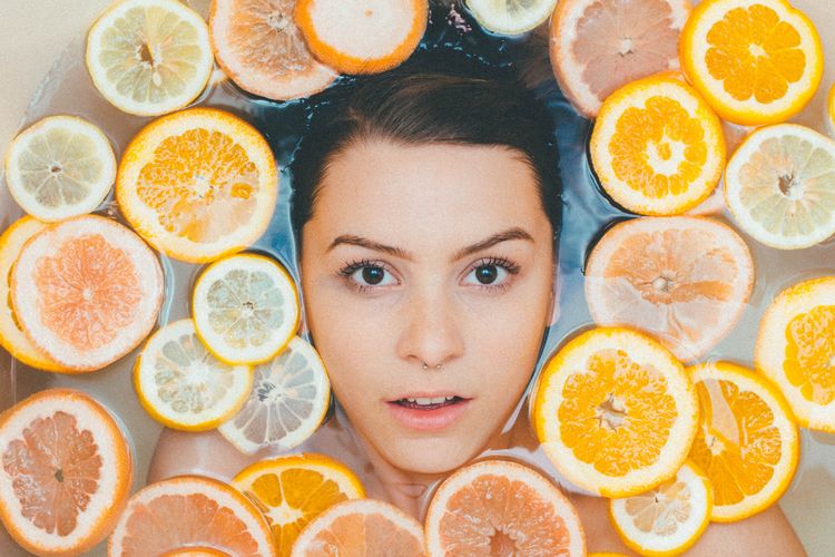 Beberapa makanan bisa membuat kulit makin berminyak. Namun jeruk dan alpukat, justru bisa mengurangi kadar minyak dalam wajah.