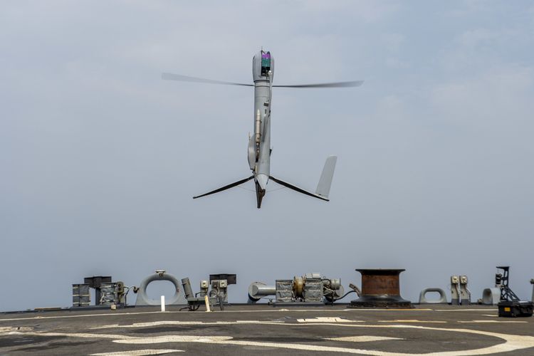 UAV Flexrotor lepas landas dari dek kapal Destroyer USS Paul Hamilton (DDG 60) di Teluk Arab pada 8 Maret 2023, selama Latihan Maritim Internasional 2023.