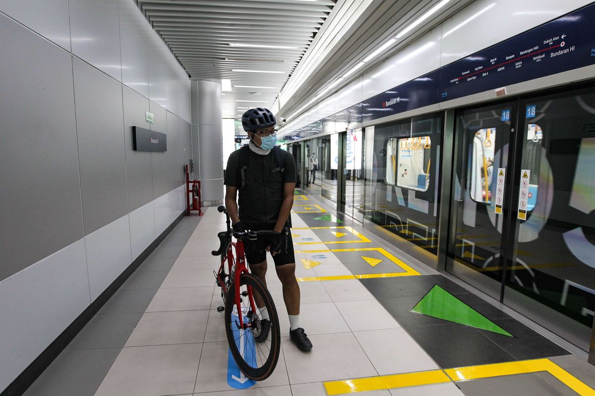 Warga membawa sepeda non-lipat masuk di gerbong kereta MRT di Stasiun Bundaran Hotel Indonesia, Jakarta Pusat, Kamis (25/3/2021). Sepeda non-lipat diperbolehkan masuk MRT pada jam khusus yaitu Senin-Jumat, dengan pengecualian jam sibuk pukul 07.00-09.00 WIB dan pukul 17.00-19.00 WIB.