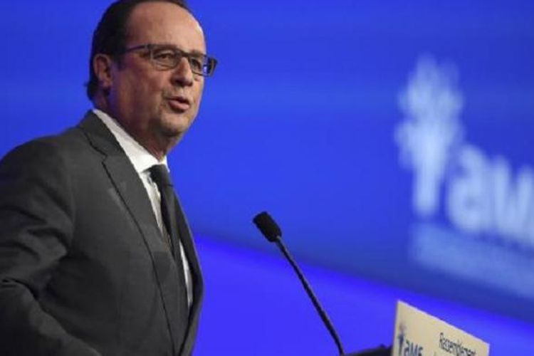 Presiden Perancis Francois Hollande berbicara di depan Asosiasi Walikota Perancis, Rabu (18/11) 