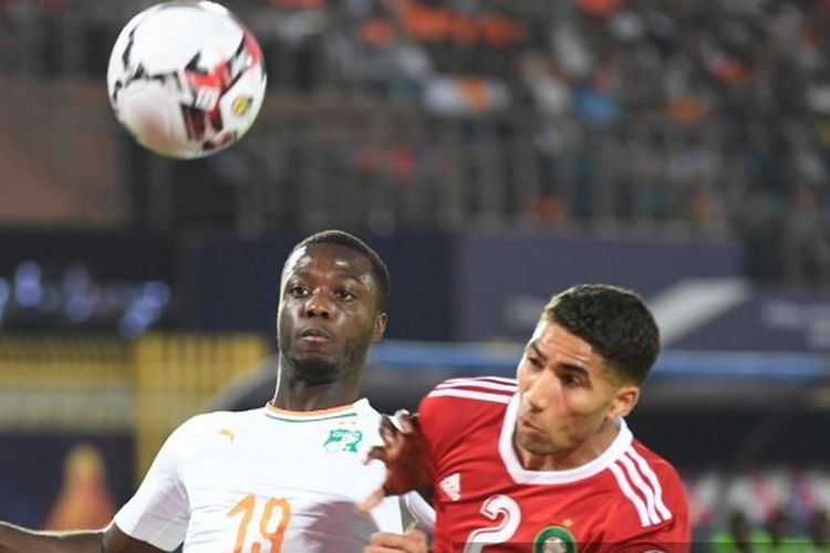 Bek Maroko, Achraf Hakimi, berduel dengan pemain Pantai Gading, Nicolas Pepe, dalam laga Piala Afrika 2019 di Stadion Al Salam, Mesir, 28 Juni 2019.