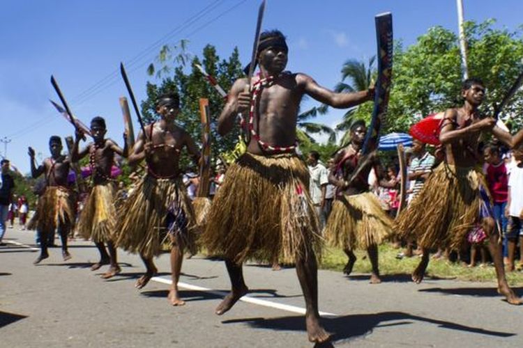 Sekelompok pemuda Maluku memperagakan tarian Cakalele. Tarian yang sama dilakoni Martha Christina Tiahahu saat melakukan perlawanan terhadap penjajah Belanda. 