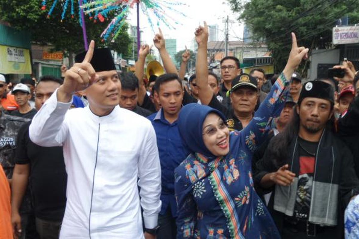 Calon gubernur dan wakil gubernur DKI Jakarta, Agus Harimurti Yudhoyono dan Sylviana Murni, menyapa warga secara bersama-sama sebelum menghadiri pertemuan dengan komunitas Betawi di Kramat Sentiong, Jakarta Pusat, Rabu (30/11/2016).