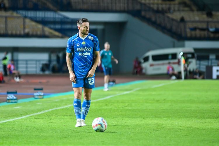 Marc Klok gelandang Persib saat hendak mengeksekusi tendangan bebas di pertandingan pekan ketiga Liga 1 2023-2024 melawan Dewa United, Jumat (14/7/2023) di Stadion Gelora Bandung Lautan Api (GBLA). Artikel ini berisi link live streaming PSM vs Persib Bandung.