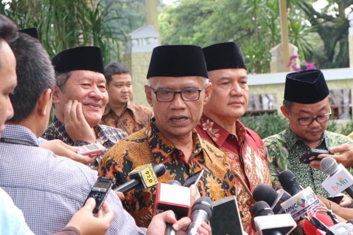 Ketua Umum Pimpinan Pusat Muhammadiyah Haedar Nashir usai menemui Jokowi di Istana Merdeka, Jakarta, Senin (13/2/2017).