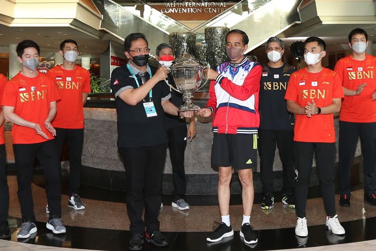 Presiden Joko Widodo mengangkat Piala Thomas bersama Ketua Umum PBSI, Agung Firman Sampurna, di tengah-tengah pergelaran BWF World Tour Finals 2021, di Nusa Dua, Bali, 2 Desember 2021.