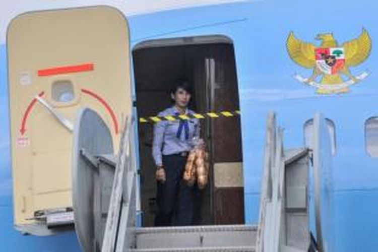 Pramugari di pesawat Kepresidenan Boeing Business Jett saat mendarat di Bandara Sultan Iskandar Muda, Blangbintang, 16 April 2014. Pesawat kepresidenan pertama milik Republik Indonesia tersebut melakukan percobaan penerbangan.