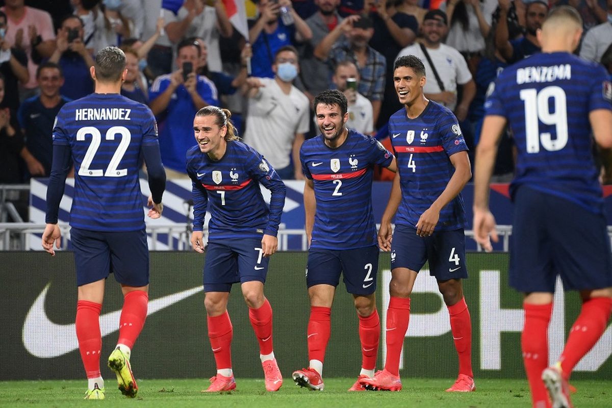 Penyerang Perancis Antoine Griezmann (kedua) merayakan gol dengan rekan satu timnya pada pertandingan Kualifikasi Piala Dunia Qatar 2022 Grup D antara Perancis vs Finlandia di Stadion Groupama di Decines-Charpieu, Lyon, Perancis pada 7 September, 2021.
