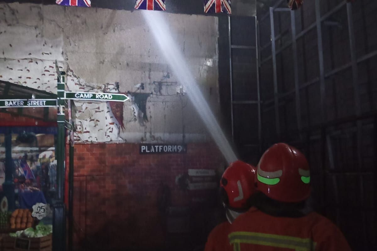 Kebakaran melanda wahana di zona Eropa Museum Angkut, Kota Batu, Jawa Timur pada Kamis (8/5/2025) sekitar pukul 11.00 WIB.