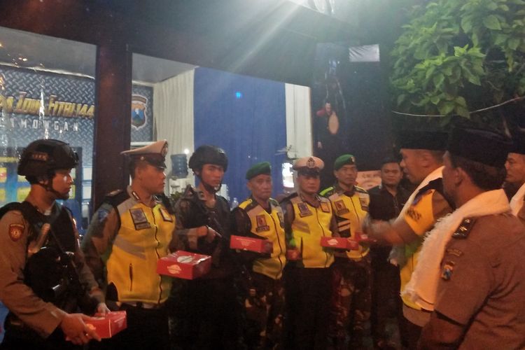 Kapolres Lamongan AKBP Feby DP Hutagalung (tiga dari kanan), saat meninjau anggota yang bertugas di pos pam di sekitaran Stadion Surajaya, Lamongan, Selasa (4/6/2019) dinihari WIB.
