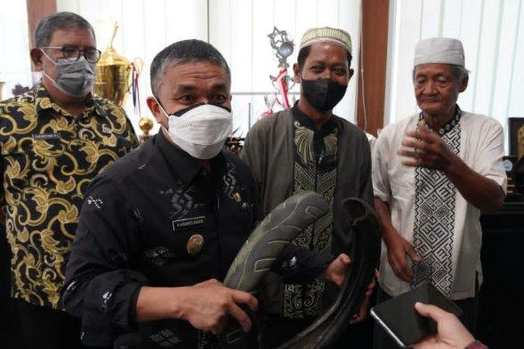 Wali Kota Palu Hadianto Rasyid bersama Tili di ruang kerjanya Jl Balai Kota Palu, Kelurahan Tanamonindi, Kecamatan Mantikulore, Kota Palu, Kamis (10/2/2022) siang. 

