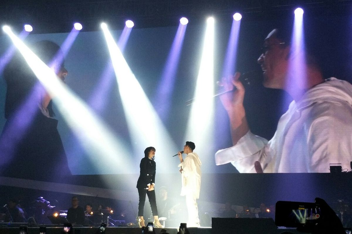 Afgan Syahreza berduet dengan Marion Jola dalam konsernya di Istora Senayan, Jakarta Pusat, Jumat (9/8/2019) malam.