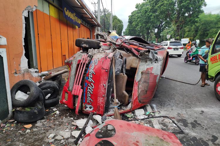 Angkutan umum prona terguling setelah menabrak Honda Scoopy dalam kecelakaan di Salatiga