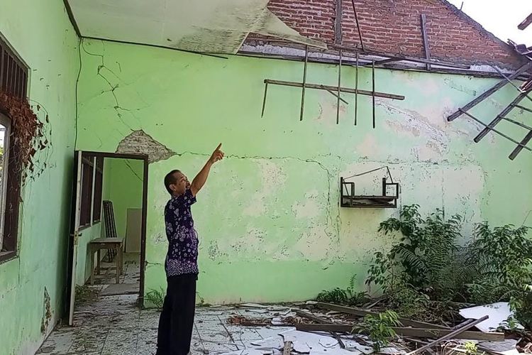 Atap ruang SDN 2 Pulo di Kecamatan Rembang, Kabupaten Rembang, Jawa Tengah ambrol akibat kayu penyangganya lapuk dimakan rayap 