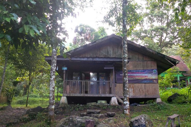 Bangunan rumah panggung pondok jaga Pondok Polygala di TNGGP Resort Selabintana, Sukabumi, Jawa Barat, Selasa (22/5/2018). Rumah yang dibangun sekitar tahun 1983 itu termasuk yang akan dibongkar dan diganti dengan bangunan permanen.