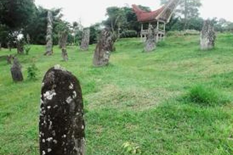 Batu tegak (menhir) banyak ditemukan di Tana Toraja. Masyarakat setempat menamakannya dengan sebutan ”simbuang”. Peninggalan tradisi megalitik seperti yang terdapat di wilayah tongkonan Rante Karassik di Bunte Pune, Toraja Utara, ini oleh masyarakat Tana Toraja kerap digunakan sebagai tempat menambatkan kerbau yang akan dikorbankan dalam upacara kematian, rambu solo’.