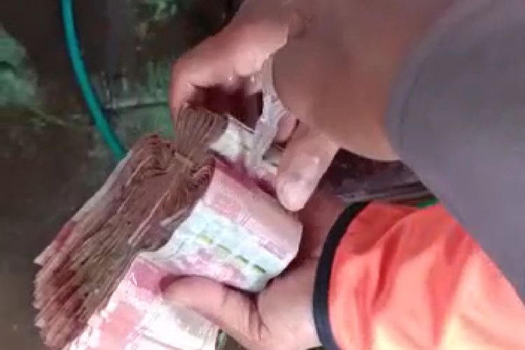 Uang Rp 12 juta milik Hari Sas yang ditemukan oleh relawan 