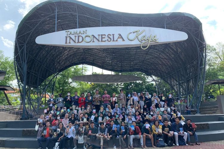 Anak-anak muda yang bergabung bersama Komunitas Bookclub Semarang antusias dengan kegiatan membaca buku bersama di Taman Indonesia Kaya Semarang, Minggu (14/5/2023).