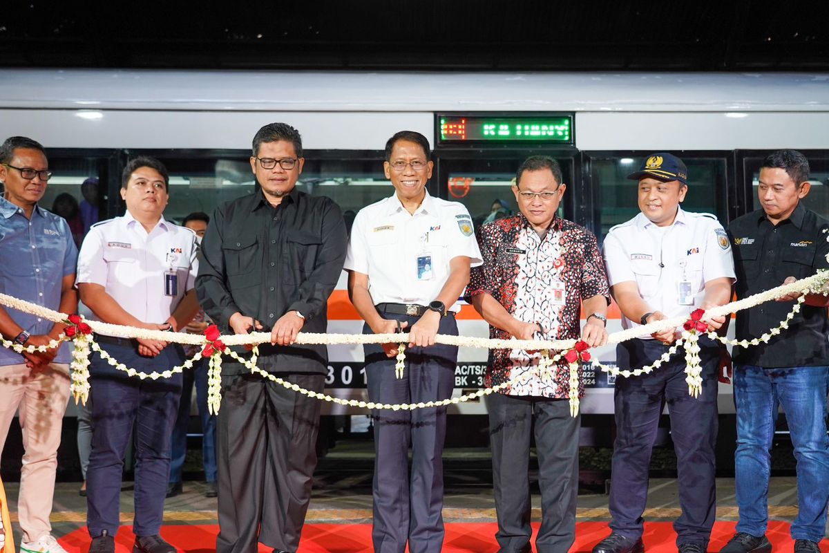 Direktur Utama KAI Didiek Hartantyo resmikan peluncuran kereta api di Stasiun Semarang Tawang Bank Jateng, Kamis (1/6/2023).