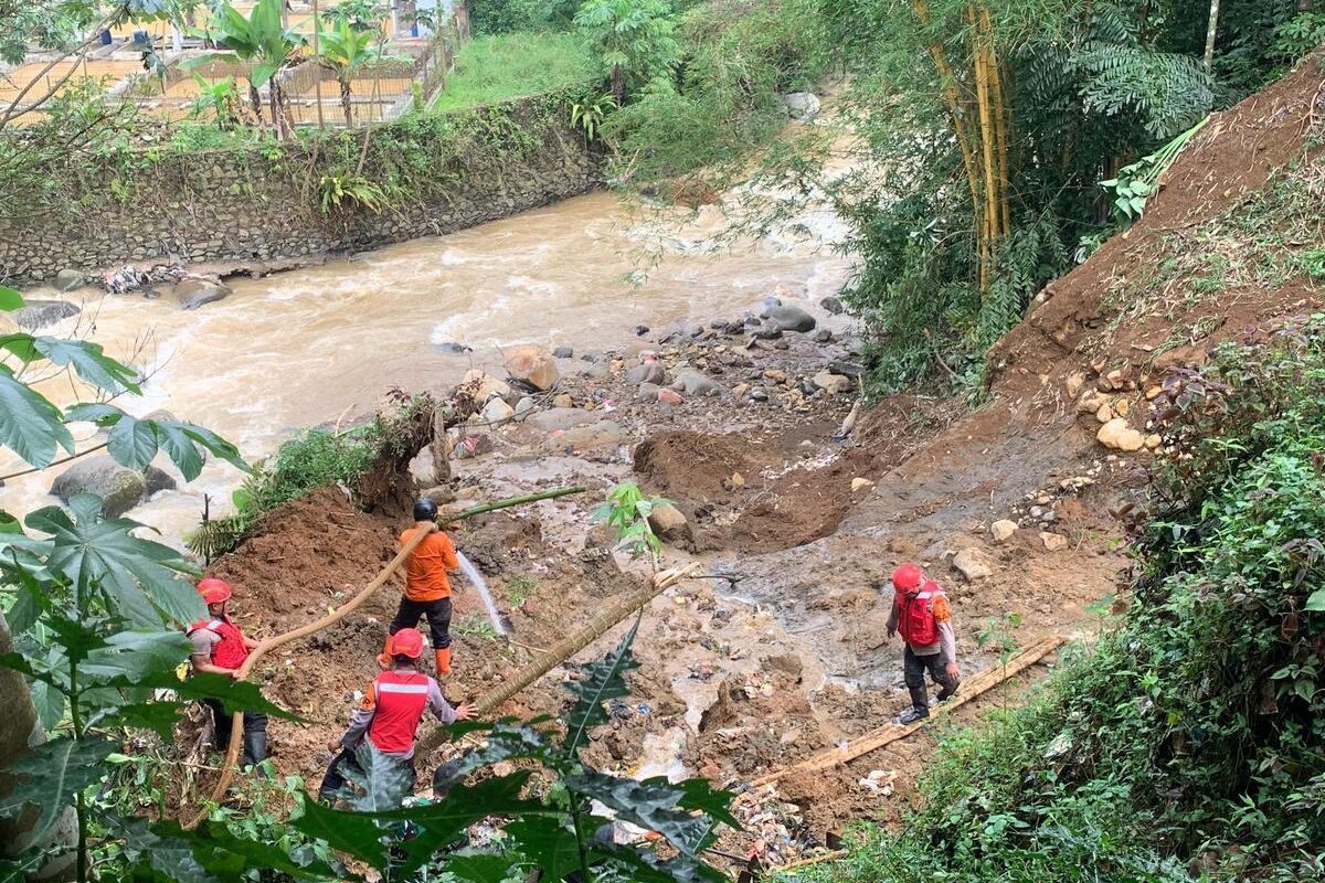 Tim SAR gabungan melakukan pencarian terhadap warga Bojonggede yang Tertimpa tebing longsor lalu terseret arus di Puncak Bogor, Jawa Barat, Minggu (6/7/2025).