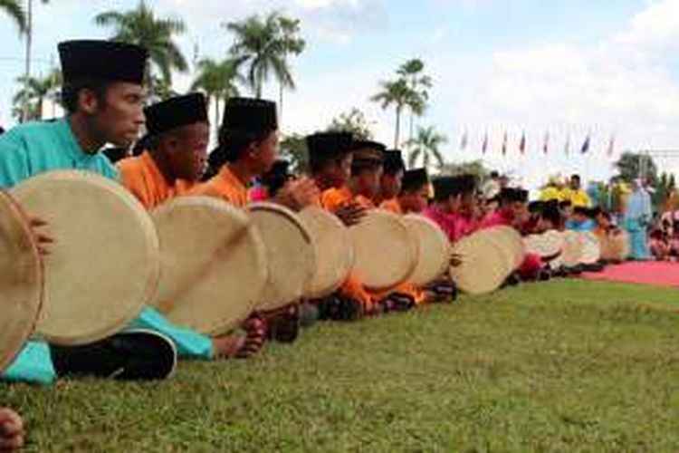 Sebanyak 2.676 murid sekolah dasar sampai sekolah lanjutan atas di Kabupaten Siak menabuh kompang Irebana) secara massal untuk memecahkan rekor MURI. Acara itu dilakukan disela-sela pembukaan Tour de Siak, pada Selasa (18/10/2016). Lomba Tour de Siak sendiri baru dimulai hari Rabu (19/10/2016). Kompang adalah alat musik wajib yang dipakai dalam segenap adat istiadat Melayu. 