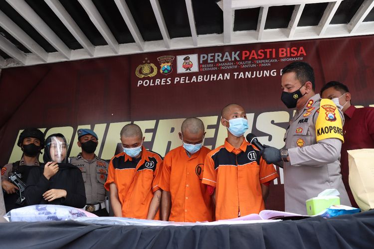 3 Tersangka Pengeroyokan MRA Saat diinterogasi oleh Kapolres Pelabuhan Tanjung Perak AKBP Anton Elfrino Trisano, Selasa (29/3/2022).