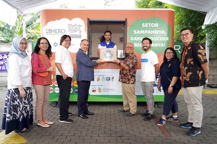 Masyarakat dapat mengumpulkan poin dengan menyetor sampah di Nestlé Waste Station 