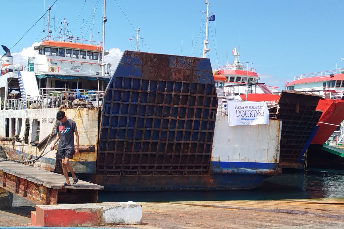 Salah satu kapal yang masuk list inspeksi KSOP di Pelabuhan Ketapang Banyuwangi. 