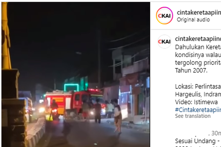 Tangkapan layar video yang merekam kereta api menabrak mobil damkar di Indramayu, Jawa Barat