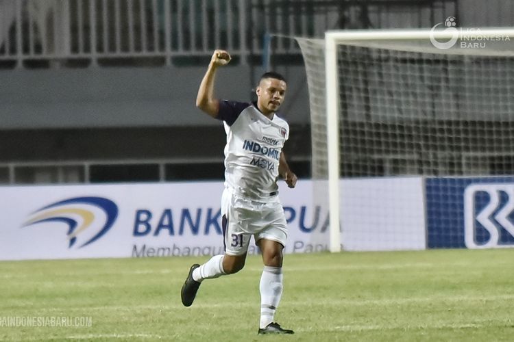 Gelandang Persita Tangerang, Harrison Cardoso, merayakan golnya ke gawang Persipura Jayapura, pada Sabtu (28/8/2021) di Stadion Pakansari, Bogor. Persita menang 2-1 atas Persipura pada pekan pertama BRI Liga 1 2021-2022 tersebut.