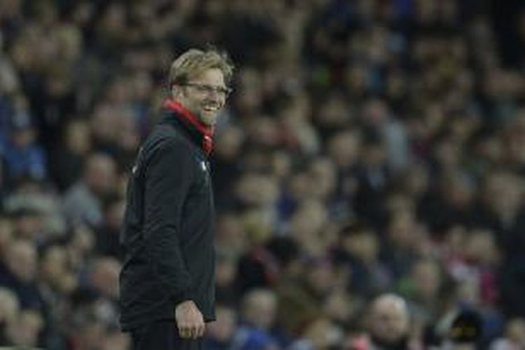 Juergen Klopp tersenyum saat mendampingi Liverpool bertanding melawan Sunderland di Stadium of Light, Rabu (30/12/2015) waktu setempat.