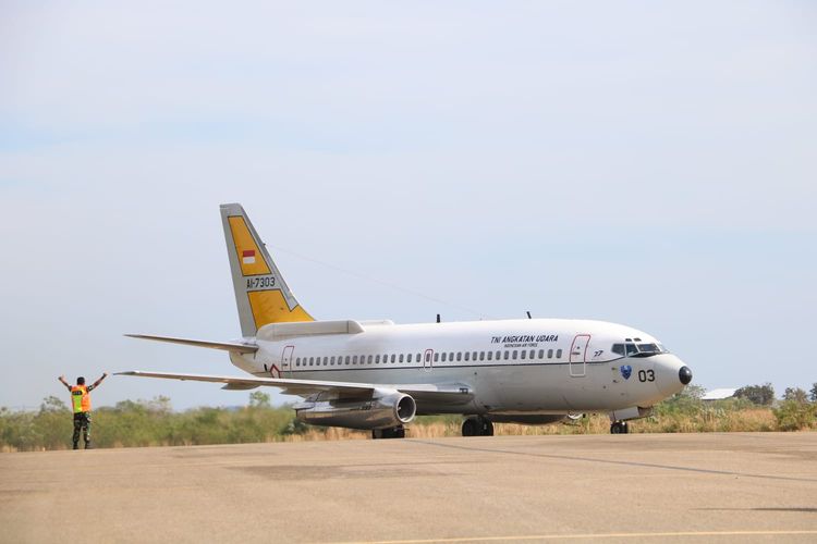 Pesawat Boeing milik Tentara Nasional Indonesia (TNI) Angkatan Udara (AU) B-737/A-7303 Intai dari Skadron Udara 5 Wing Udara 5 Pangkalan Udara (Lanud) Hasanuddin mendarat di apron Lanud EL Tari Kupang, Nusa Tenggara Timur (NTT), Sabtu (20/5/2023). 