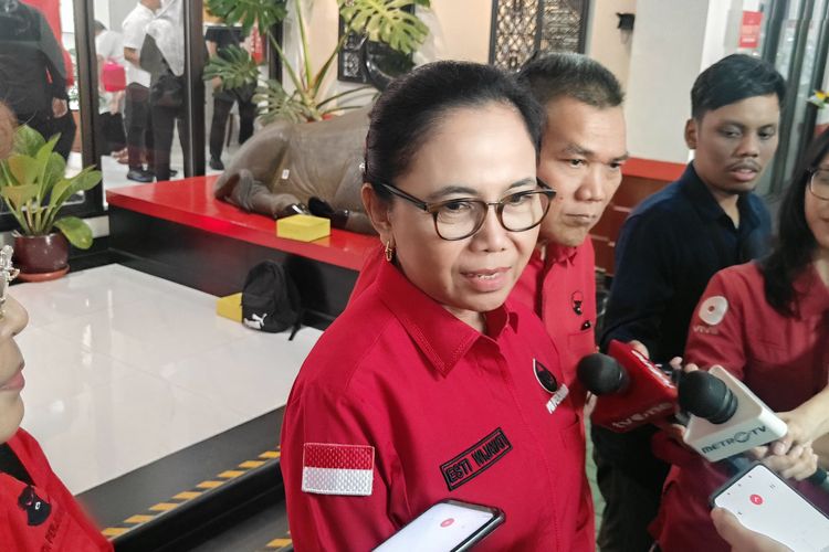 Wakil Ketua Komisi X DPR dari Fraksi PDI-P MY Esti Wijayati ditemui di Sekolah Partai PDI-P, Lenteng Agung, Jakarta Selatan, Senin (30/6/2025).