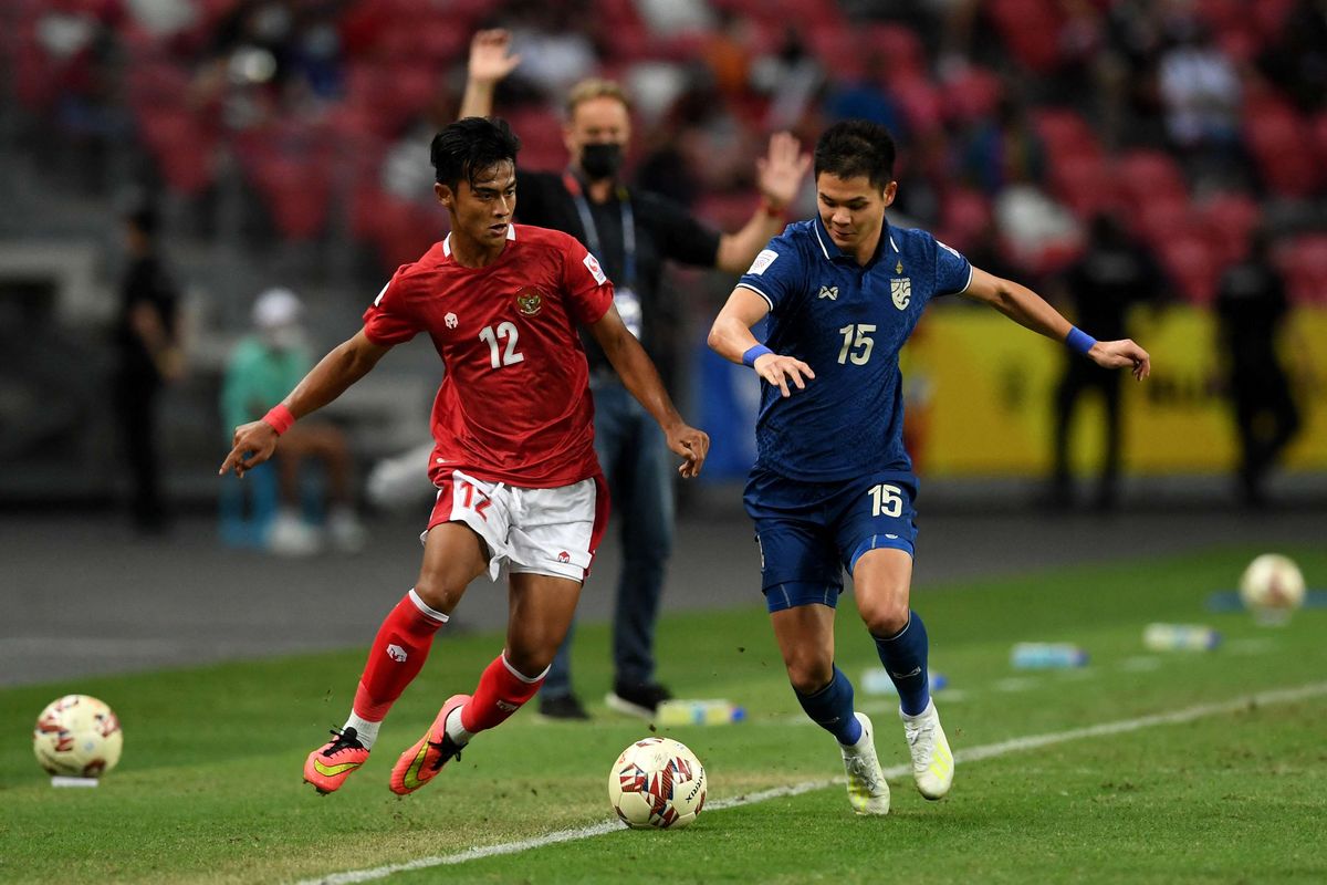 Pemain Indonesia Pratama Arhan Alif Rifai (kiri) beradu dengan pemain Thailand Narubadin Weerawatnodom pada pertandingan leg kedua final Piala AFF 2020 antara Indonesia vs Thailand di National Stadium, Singapura, Sabtu (1/1/2022) malam WIB. Thailand sukses keluar sebagai juara Piala AFF 2020 setelah pada laga final leg kedua melawan Indonesia berakhir imbang 2-2 dan menang dengan keunggulan agregat 6-2.