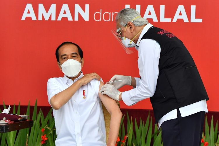 Presiden Joko Widodo saat mendapat suntikan pertama vaksin Covid-19 di Istana Kepresidenan pada Rabu (13/1/2021). Penyuntikan ini sekaligus menandai program vaksinasi Covid-19 di Indonesia.