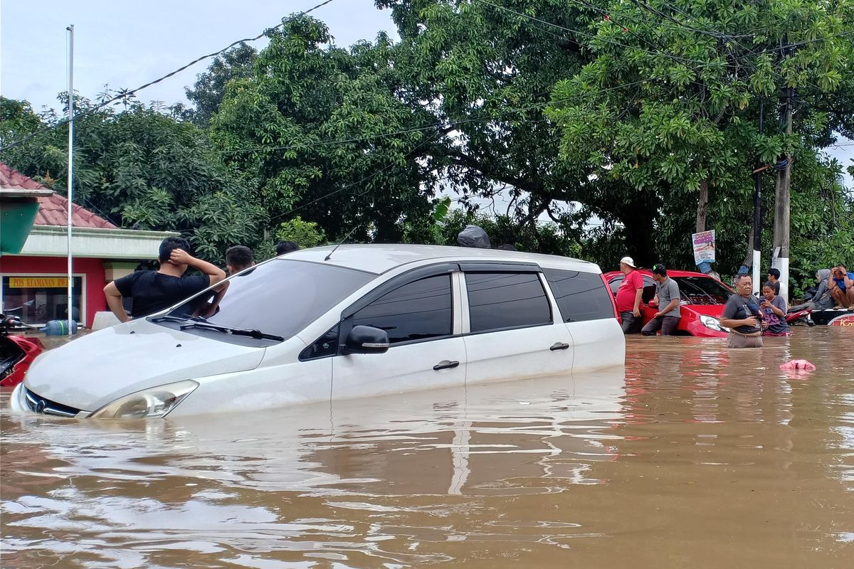 Ketinggian air sudah mencapai setengah badan mobil kala banjir melanda Perumahan Kartika Baru, Rabu (01/01/2019)