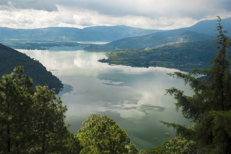 Ilustrasi Guatemala - Tempat wisata bernama Danau Amatitlan di Guatemala.