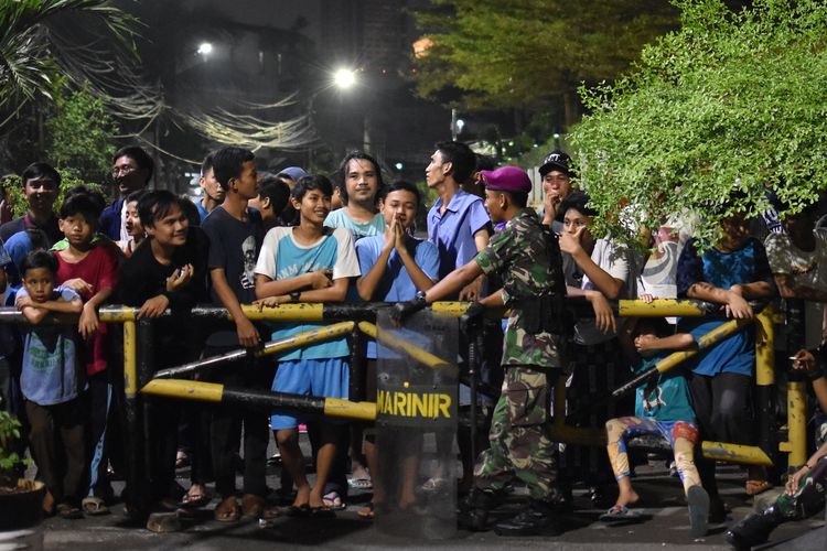 Sejumlah warga berjaga di pintu akses masuk kampung mereka di Slipi, Jakarta Barat, Rabu (22/5/2019) malam. Mereka berjaga agar oknum pengunjuk rasa yang terlibat kericuhan di Slipi tidak memasuki kampung mereka. ANTARA FOTO/Aditya Pradana Putra/WSJ.