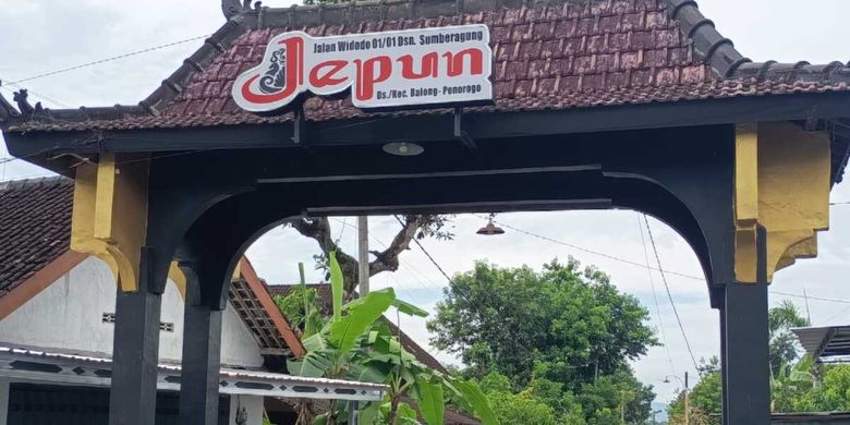 Lingkungan Desa Balong, Kecamatan Balong, Kabupaten Ponorogo, alamat yang tertera di foto copy ktp maupun passport atas nama Dewi Astutik yang menjadi buron BNN terkait penyelundupan sabu sabu seberat 2 ton. Warga desa setempat kenal dengan foto yang beredar di pemberitaan, tapi namanya bukan Dewi Astutik.